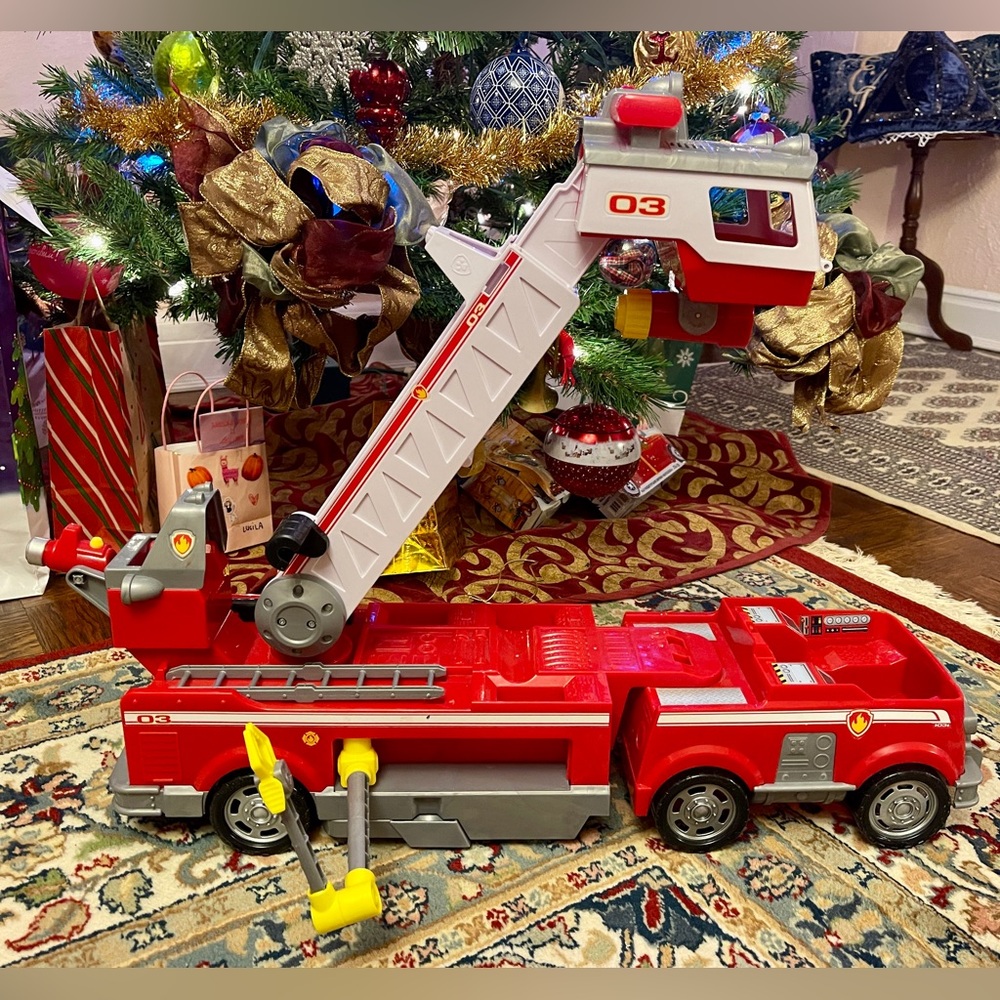 Paw Patrol Ultimate Fire Truck